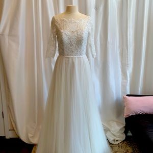 Wtoo three quarter length sleeves.